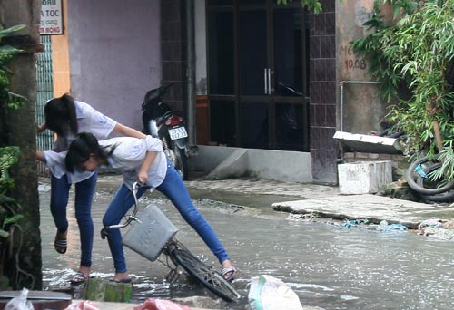 l&agrave;ng[-]kh&ocirc;ng[-]mưa[-]cũng[-]lụt